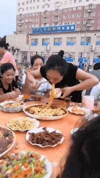  豪放|搞笑GIF：姑娘吃饭真豪放，这是在外面不是自己家哦