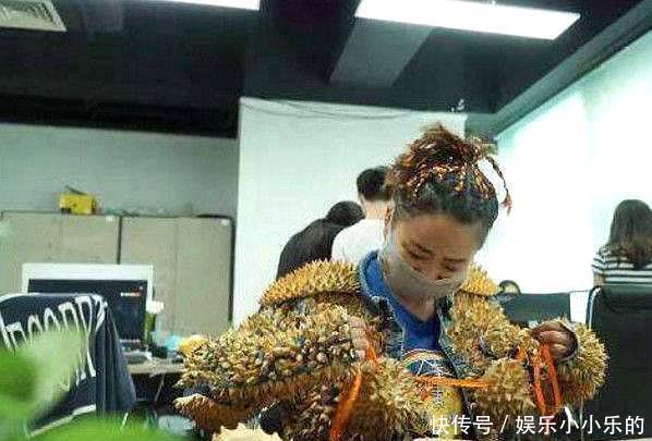  榴莲|女子嫌地铁太挤，用榴莲做了件衣服？穿上无人敢靠近！