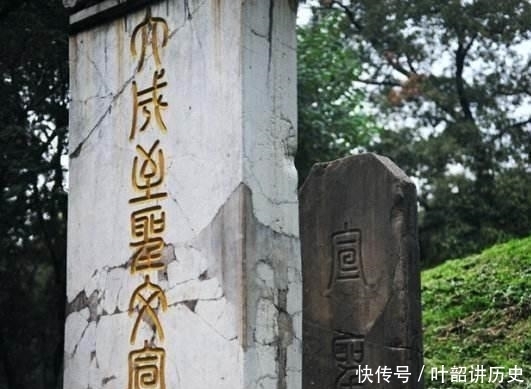后人|康熙祭拜孔墓, 盯着墓碑久久不跪, 孔子后人遮住一字, 康熙才跪下