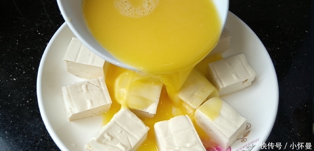 好吃|豆腐中打入2个鸡蛋,没想到这么好吃,鲜嫩味美,上桌汁都不剩