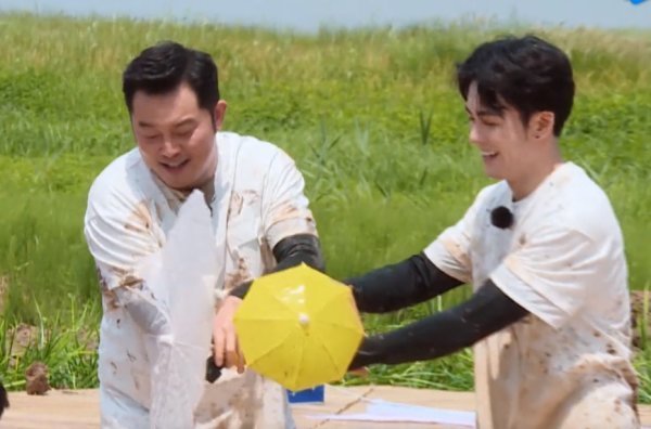  泥水|《奔跑吧》最不怕脏的嘉宾，玩游戏全程趴在泥水里，比郑恺还狠