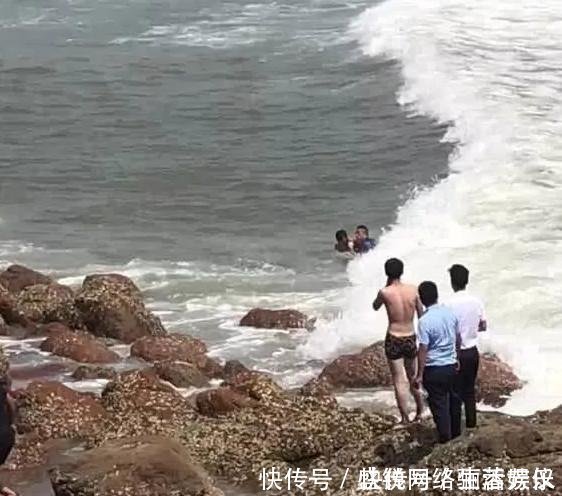 小女孩|大浪1小时卷走4个人!穿救生圈小男孩死死拽住身边的小女孩……