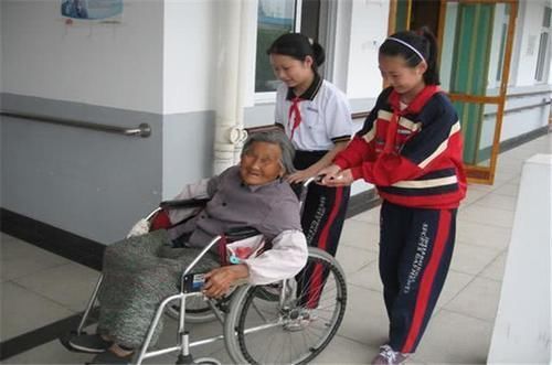 婚礼|婚礼现场，16岁叔叔接受30岁新郎大侄子跪拜，掏红包场景逗乐宾客