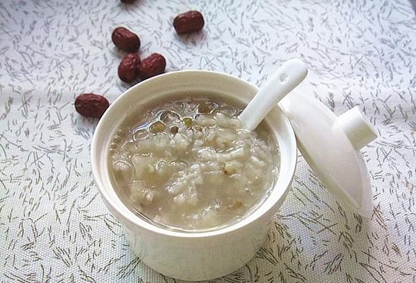 放糖|炖银耳汤直接放糖就大错特错了多加这“1步”,银耳羹清甜粘稠