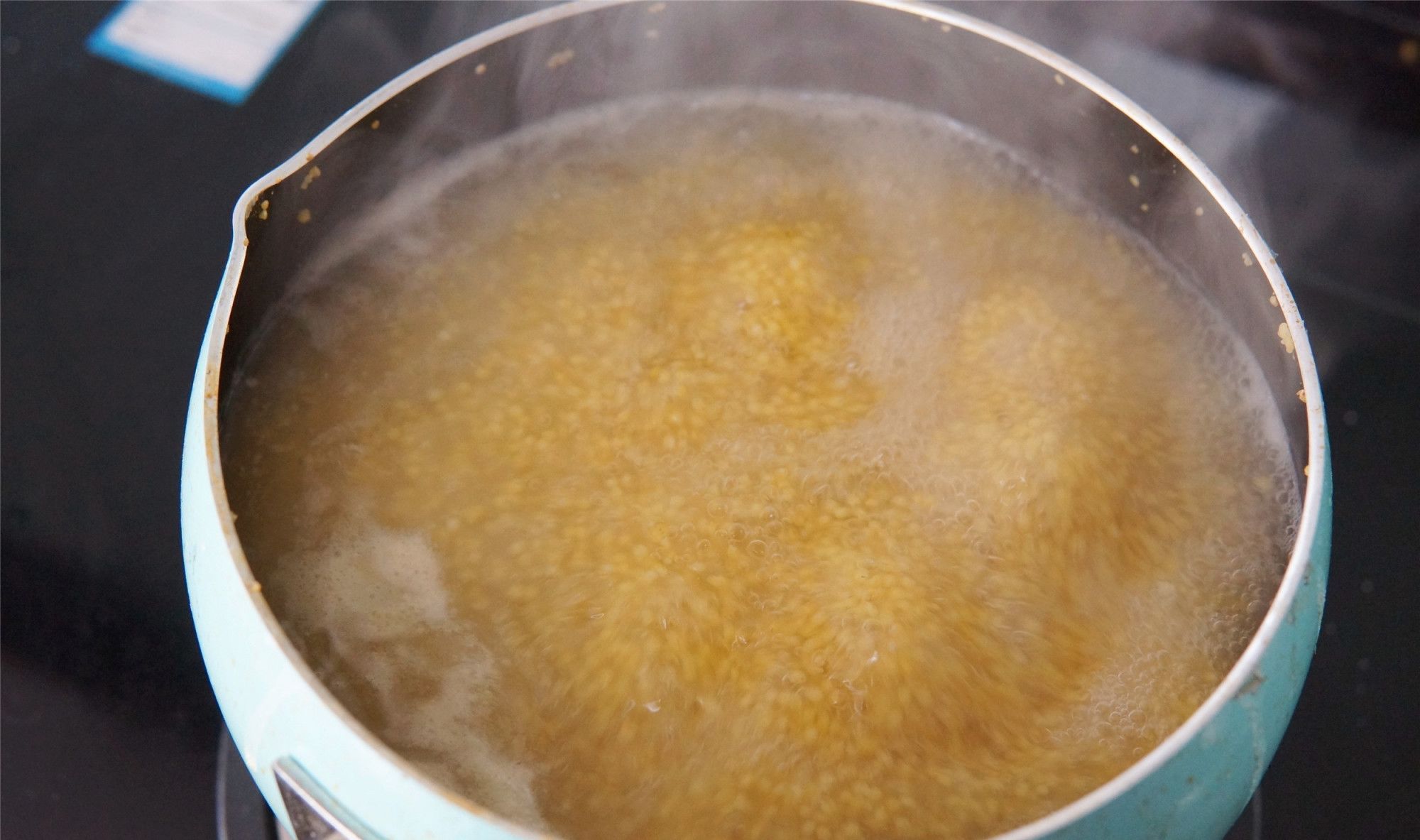 开水|熬小米粥时,用冷水还是开水都不对,记住这妙招,熬出厚厚米油