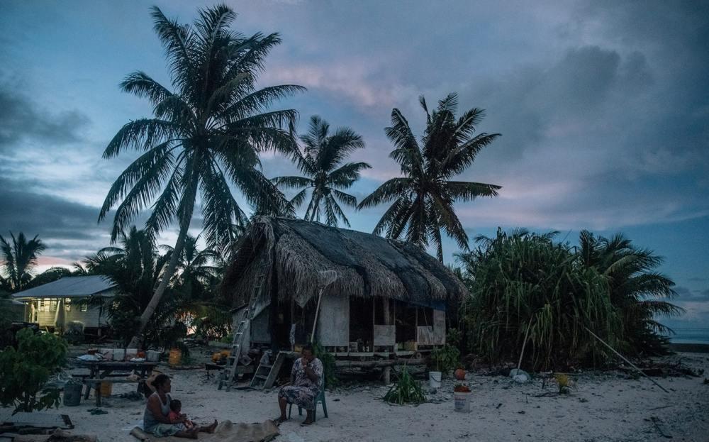 拥有|倒数第一经济体:靠太阳能发电人均拥有5头猪,居民全是双重国籍