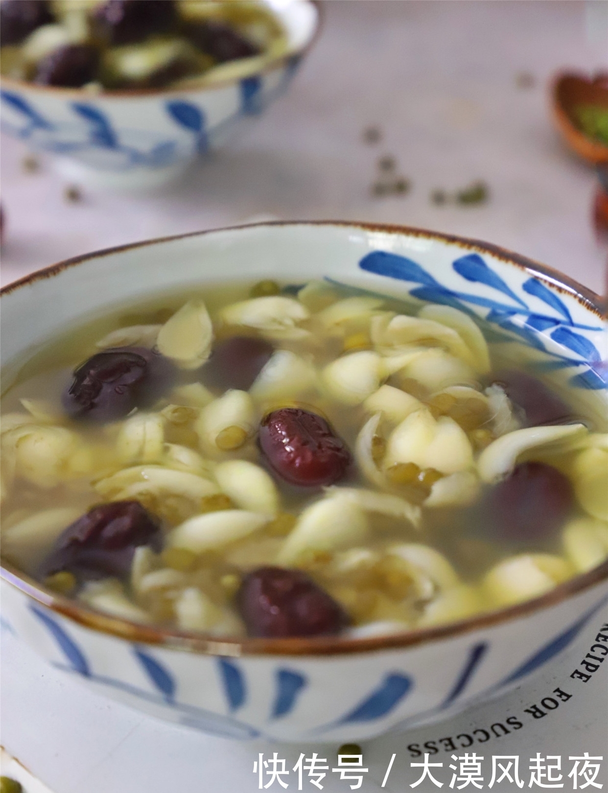 好喝|秋天,百合正当季,加两种食材一起煮,清甜润燥,便宜又好喝