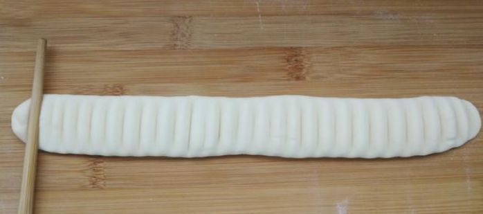 卷起来|手把手教你在家蒸花卷,一根筷子就搞定,花卷蓬松柔软,比包子馒头还好吃