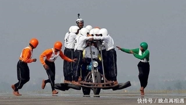 创造|印军一辆摩托车侧翻,摔下58人场面壮观!太会玩,创造了世界纪录