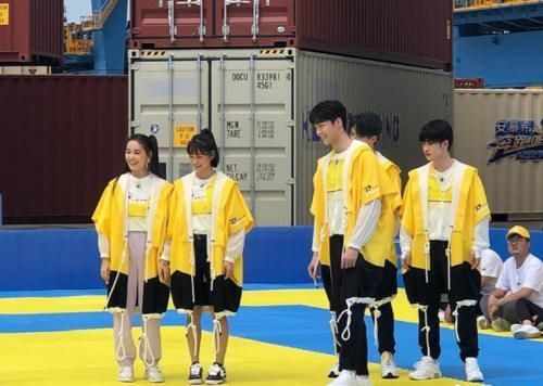  最小|《奔跑吧》请来年纪最小的女嘉宾，看到她们的分组后，00后粉丝炸锅了