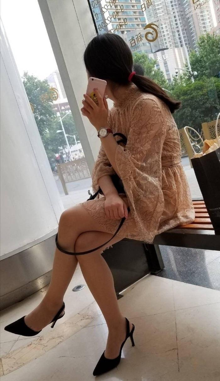 长裙|商场里穿高跟鞋蕾丝长裙时尚美妇,这样打扮很“冻”人