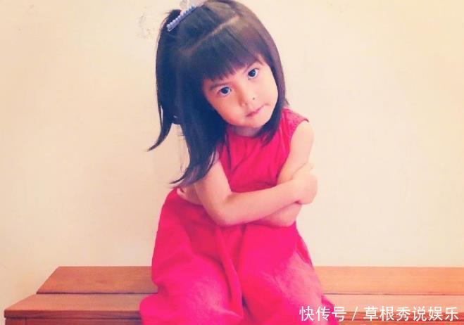 视频|咘咘、波妞陪爸爸去菜场,姐妹两人手牵手,背影超温馨