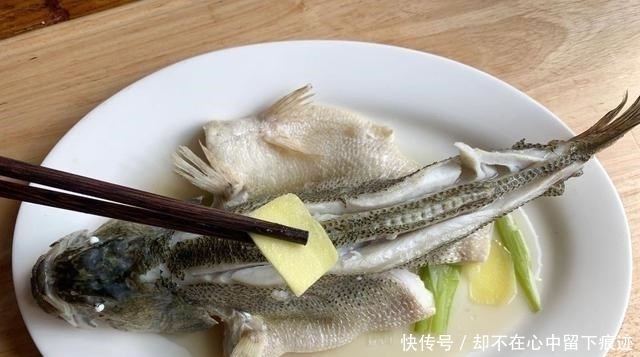  大厨|蒸鱼怎样不腥还嫩滑？放盐时机有争议，大厨分享的做法，真好用