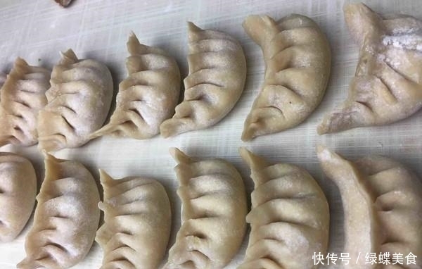  饺子|秋天包饺子就吃这个馅，比韭菜鲜，比芹菜营养，一口气能吃30个