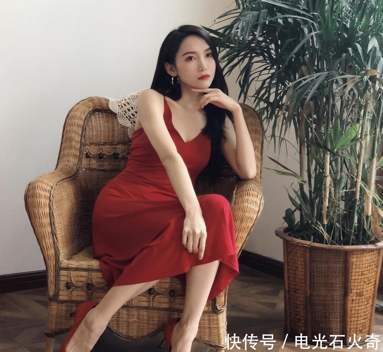  显得|陆婷穿红色“吊带裙”太养眼，显得身材凹凸有致，女人味十足！