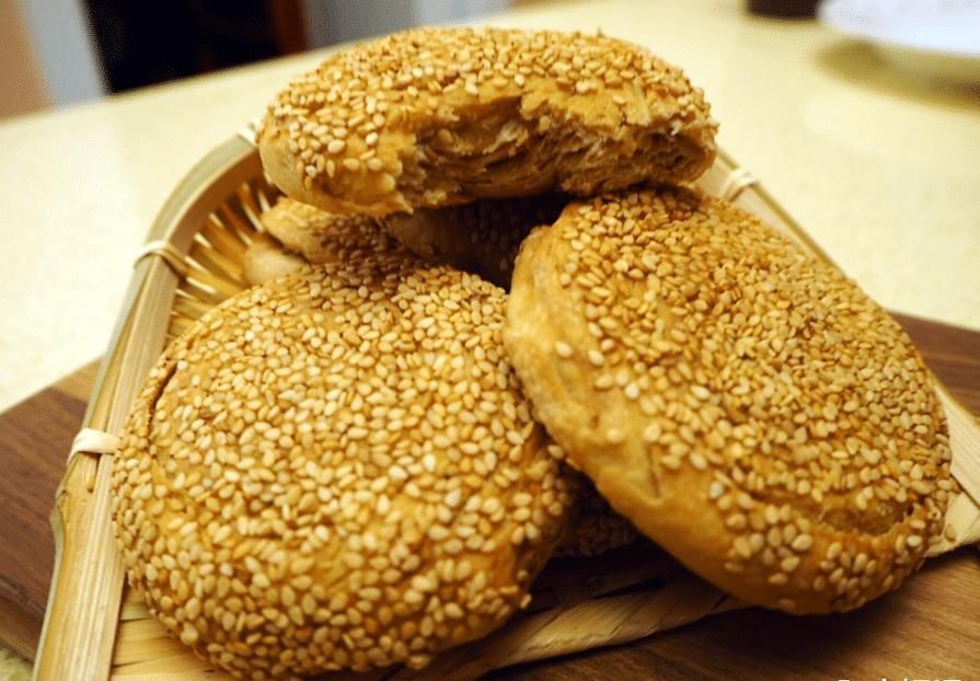 不用|想吃烧饼不用买,1碗面粉1碗酱,酥软咸香层次多,一顿10个不够吃