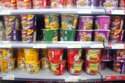 零食|4种“光明正大偷工减料”的零食,薯片上榜,网友我们乐意花钱