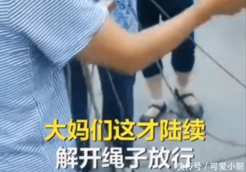 迈巴赫|大妈拴住迈巴赫婚车轮胎,给了喜烟才能走,新郎:我该尊重老人吗