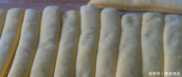 加上|油条最简单的做法,不用泡打粉,加上它,个个空心又酥脆,太香了