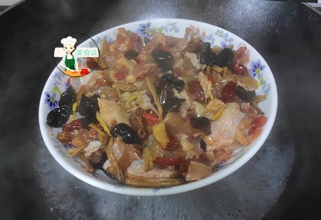 好吃|木耳跟此菜是绝配,蒸一蒸就好,营养好吃不上火,常吃提高免疫力