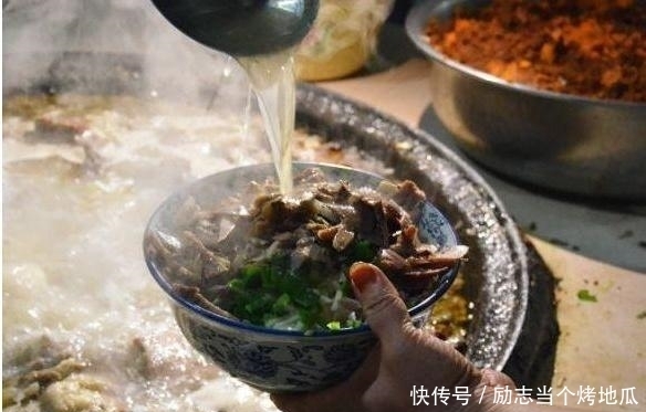 良心|夫妻联手卖“良心面”,10元1碗每天限量500碗,来晚攀亲戚都没用