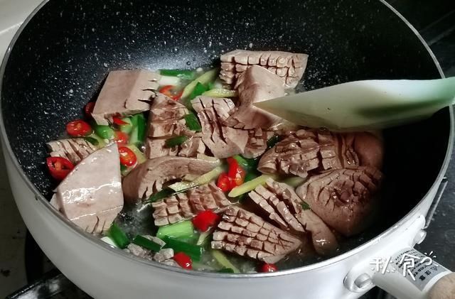 新鲜的猪腰|炒腰花“去腥”是关键,做好这3步,炒出的腰花鲜嫩好吃,没腥味