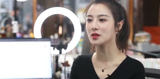 默默|极挑史上最尴尬的女星,全程被雷佳音岳云鹏无视,只能默默看镜头