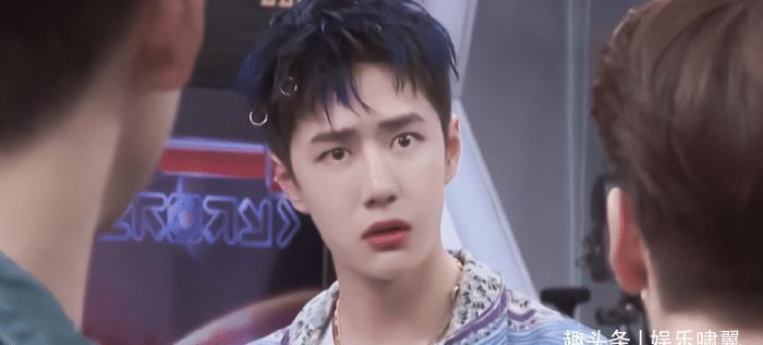 合照|王一博早前表演课合照被扒,被女生包围太搞笑,自费学习粉丝泪奔