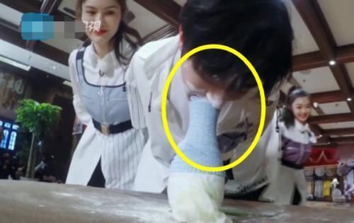  蔡徐坤|蔡徐坤节目上用嘴叼袜子，谁注意他扭头后的小举动嫌不嫌弃太明显