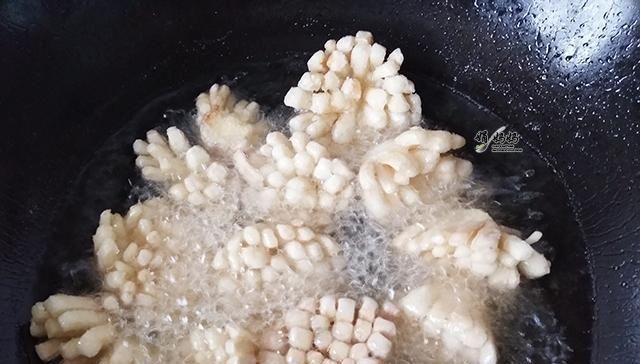  清炒|我家杏鲍菇从来不清炒，裹点淀粉这样做比肉更香，刚上桌就吃完了