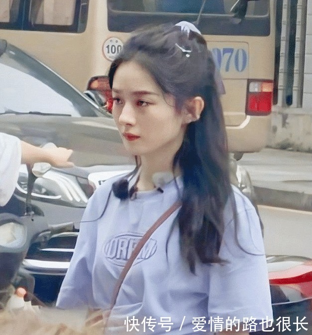 表现|中餐厅赵丽颖吃烧烤,有谁注意她手中拿的啥这才是自律的表现