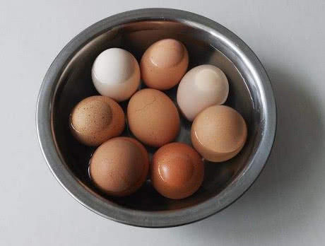 剥皮|煮鸡蛋时,直接下锅煮就错了,多加这1步,鸡蛋又香又嫩还易剥皮