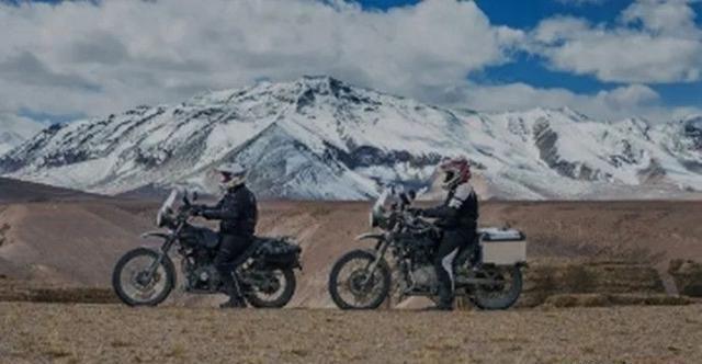 拖拉机|印军摩托车突然翻车,印军士兵摔下道路:遭高速冲来拖拉机撞死