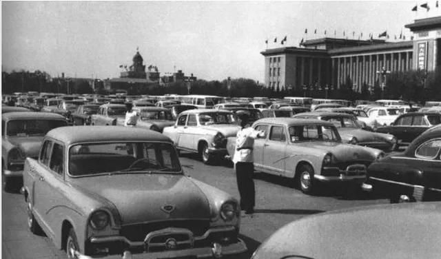 大街|1979年老照片：行人过马路走斑马线，当时大街上还是以自行车居多