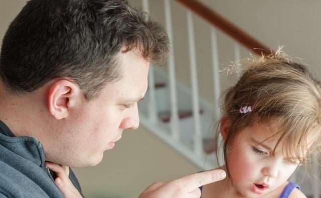  孩子|小学生口罩绳断裂，坚持咬着戴，孩子为何不敢向老师求助