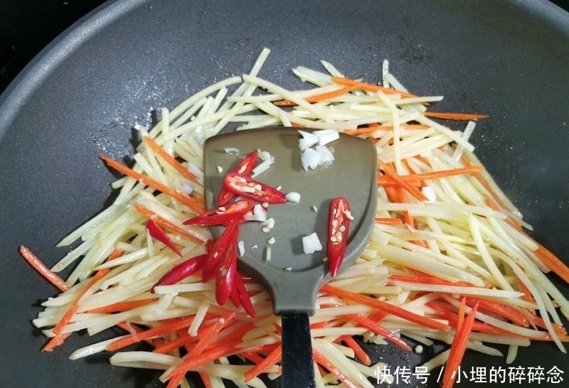 胡萝卜|很普通的食材碰撞在一起，就会有意想不到美味，就是胡萝卜土豆丝