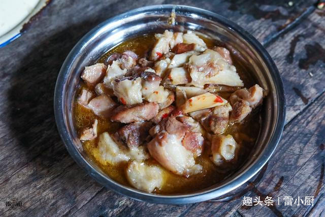 招待|舅舅一家来做客,妈妈做了8个农家菜招待,网友真富有
