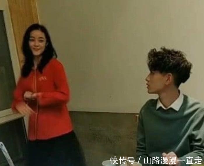 女网友|服务员因长得像热巴而走红, 老板为其加薪, 女网友: 我要旁边的!