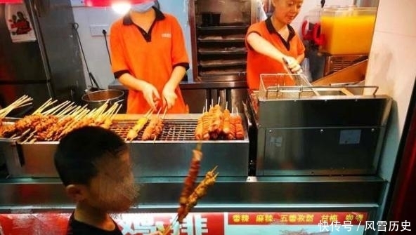 文琪|“吃你口鸡排怎么了？”，熊孩子抢走鸡排就咬，女孩：我有重感冒
