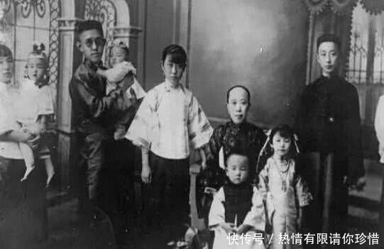 跪下|他去世后，原配大哭：32个孩子全丢给我，孩子全跪下：求娘赐死