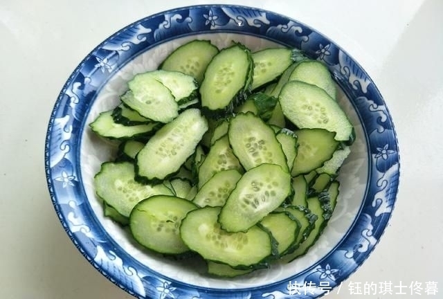 特香|黄瓜和它一搭配,营养翻倍,鲜香味美,简单一做特香