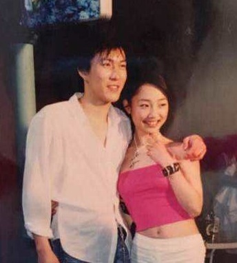 父亲|“一指禅女王”陨落记