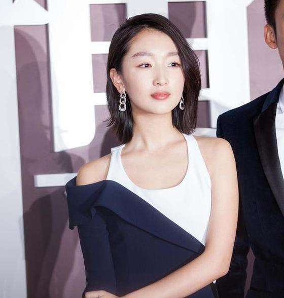  气质|周冬雨气质绝了, 连红配绿都能驾驭, 时尚感普通人比不了