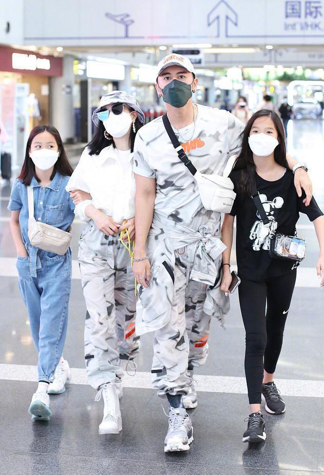  文艺范|董洁罕见携子走机场，时隔1年11岁顶顶个子不见长，小骨架太单薄