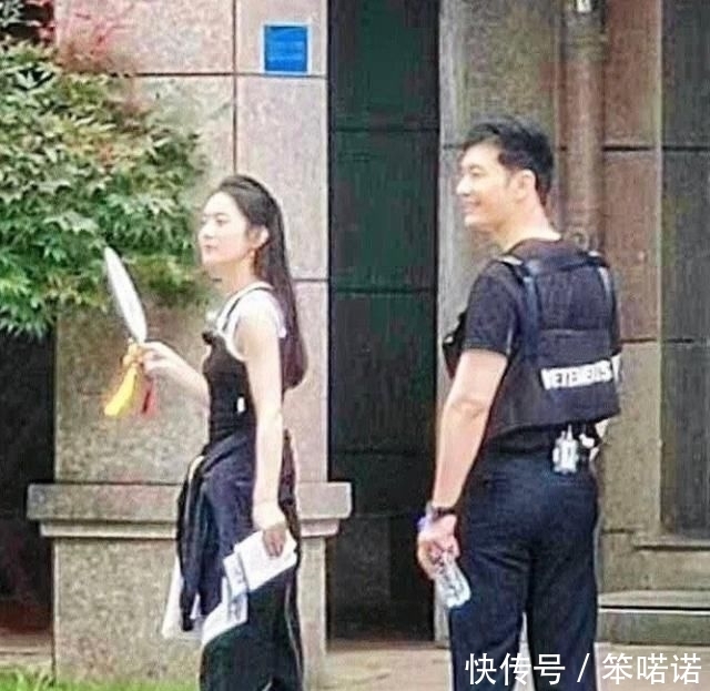 综艺|赵丽颖在《中餐厅》工作照传出,看清她的工作岗位,暴露咖位待遇