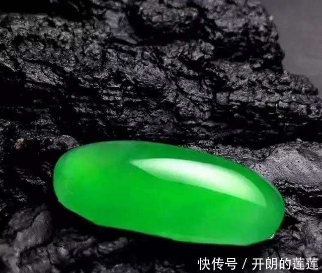 老大爷|老大爷嫌自己佩戴的翡翠水头不太好，用水一泡后，一看吓了一跳！