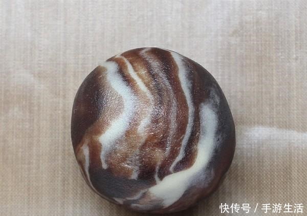 巧克力桃山|这种月饼创意满分,但减肥人士看看就行了,咬一口就胖5斤!