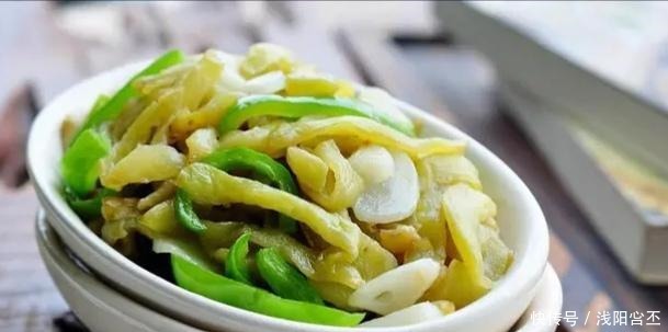 茄丝|炒茄丝有个技巧,茄子提前煸炒,炒出来不黑不油,软滑好吃