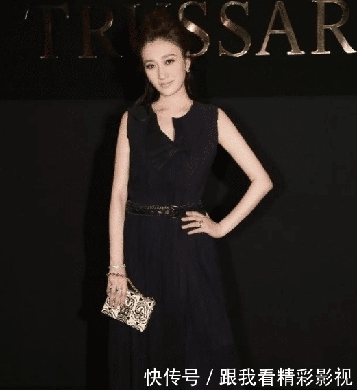 李小冉身穿|李小冉真尴尬,上面夏天下面冬天,网友:怪不得39岁才嫁出去!