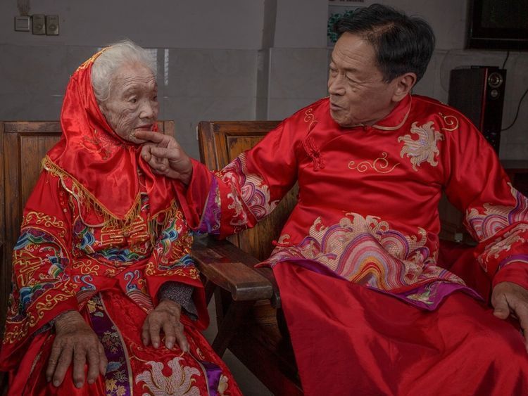 拍手|98岁老母亲“嫁”给74岁儿子，真相却让人拍手称赞！